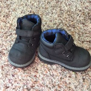 Kids boots size 5